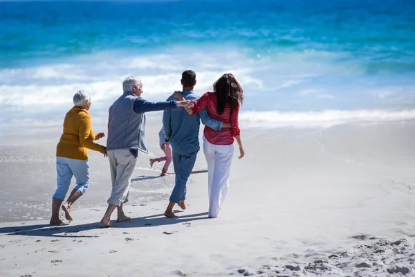 Famiglia felice che cammina insieme — Foto Stock