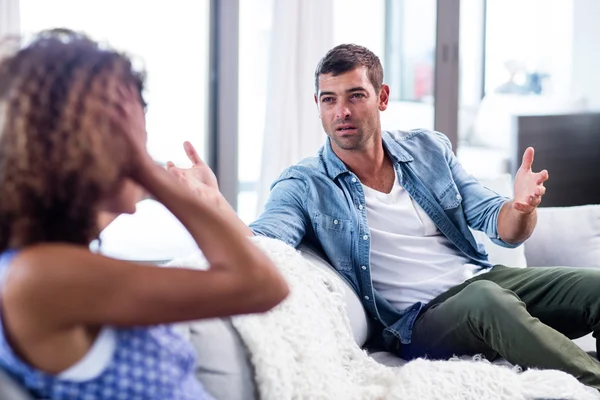 Casal discutindo uns com os outros — Fotografia de Stock