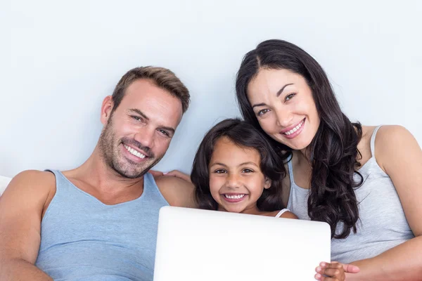 Famiglia felice nella loro camera da letto — Foto Stock