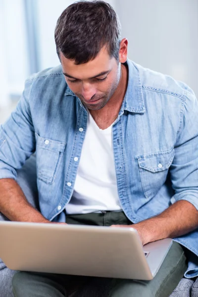 Jovem homem usando laptop — Fotografia de Stock