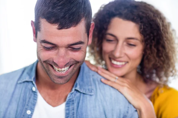 Lyckliga paret tittar ner och ler — Stockfoto
