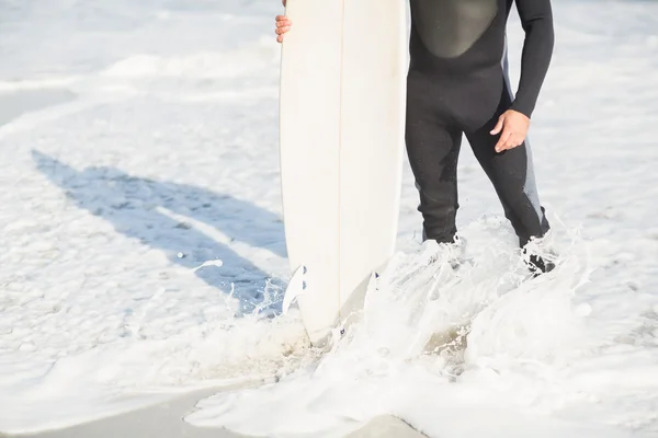 Surfistas pies en la playa — Foto de Stock