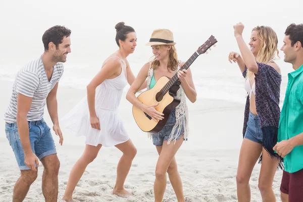 Grupo de amigos tocando guitarra e dança — Fotografia de Stock