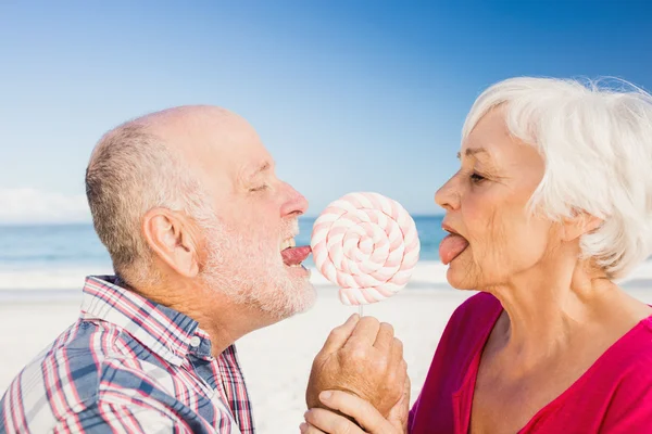 Äldre par slickar lollipop — Stockfoto