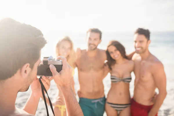 Homem tirando fotos de seus amigos — Fotografia de Stock