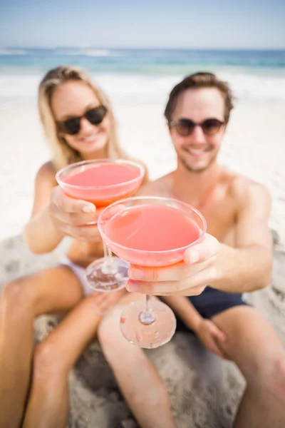 Young couple in sunglasses showing cocktail — Stock Photo, Image