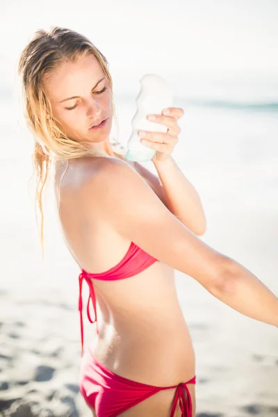 Kvinna tillämpa solskyddsmedel lotion — Stockfoto