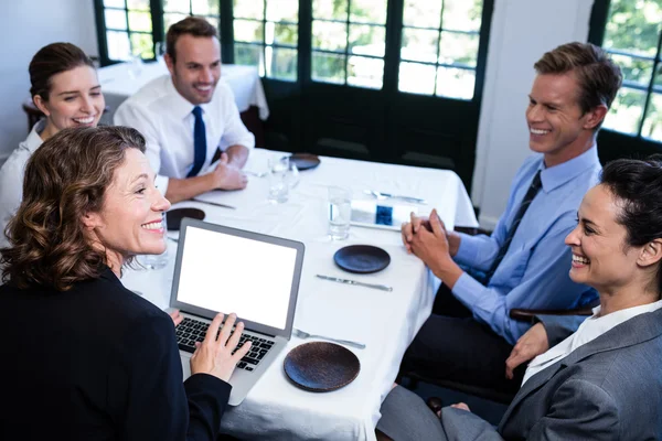 Collega's met bijeenkomst in restaurant — Stockfoto