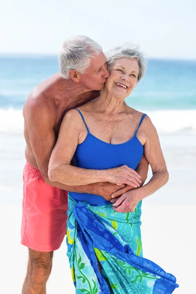 Söt äldre par embracing på stranden — Stockfoto