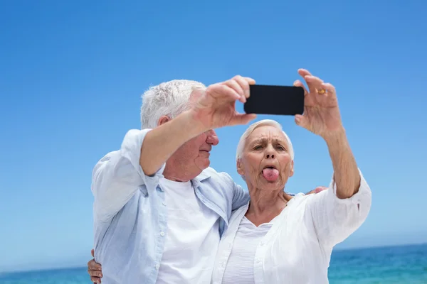 Senioren-Paar macht Selfie und macht Grimassen — Stockfoto