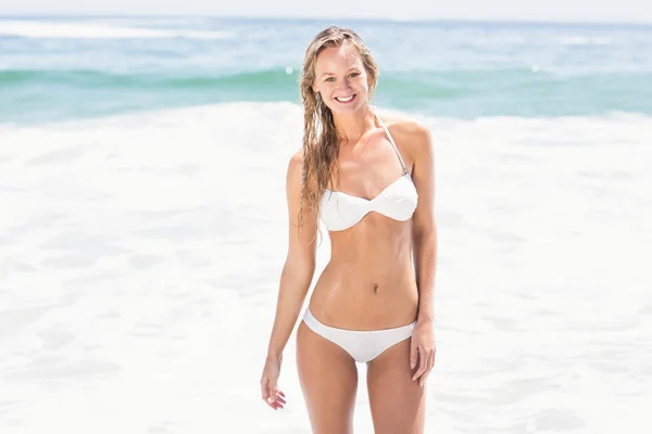 Mujer en bikini de pie en la playa —  Fotos de Stock