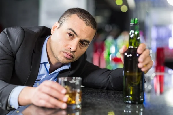 Drunk businessman slumped on bar — Stock Photo, Image