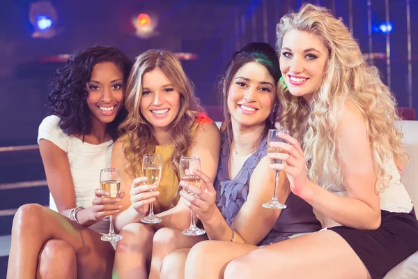 Meninas bonitas segurando copo de champanhe — Fotografia de Stock