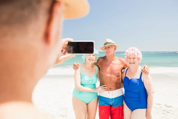 Homme âgé prenant des photos de ses amis — Photo