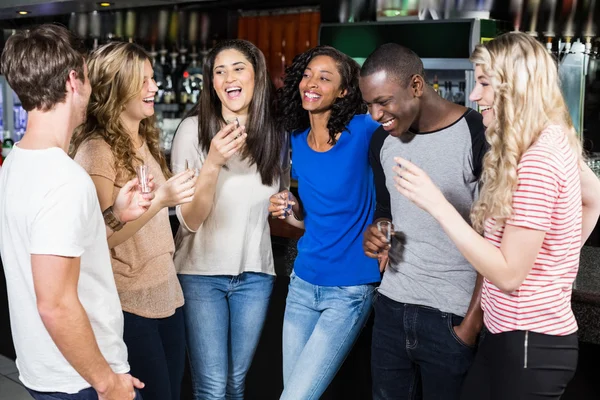 Grupo de amigos beber tiros — Fotografia de Stock