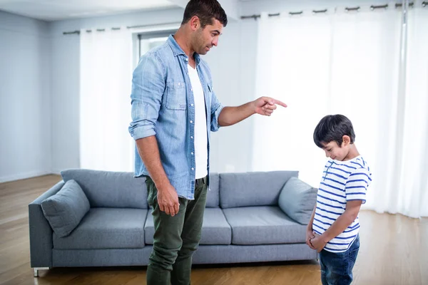 Boze vader zijn zoon scolding — Stockfoto