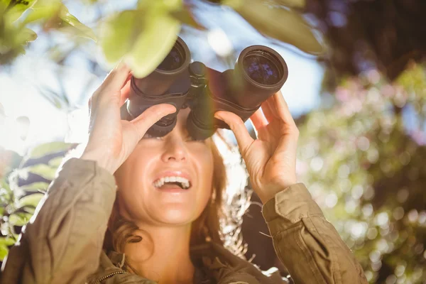 Woman using binoculars — Stock Photo, Image