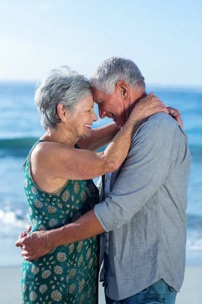 Casal sênior abraçando na praia — Fotografia de Stock