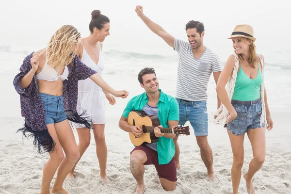Groep vrienden gitaar spelen en dansen — Stockfoto