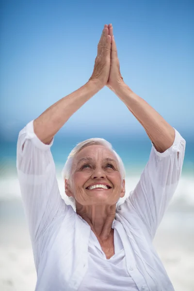 Schöne reife Frau posiert mit den Händen verbunden — Stockfoto