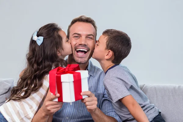 Padre in possesso di un dono — Foto Stock