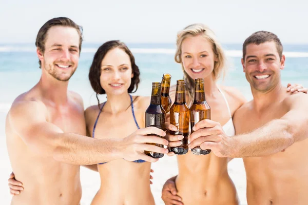 Happy friends toasting beer bottles — Stock Photo, Image