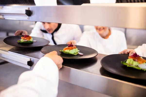 Chef-kok voorgerecht plaat klaar te houden op de volgorde-station — Stockfoto