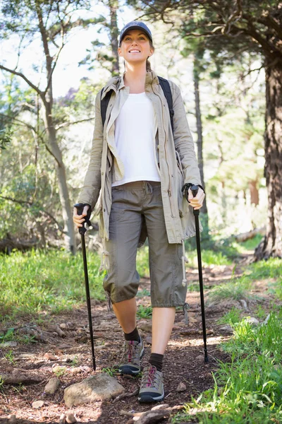 Mujer sonriente nórdica caminando — Foto de Stock