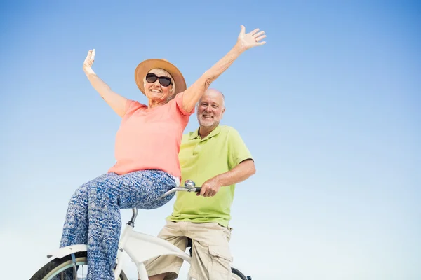 Äldre par går för en cykeltur — Stockfoto