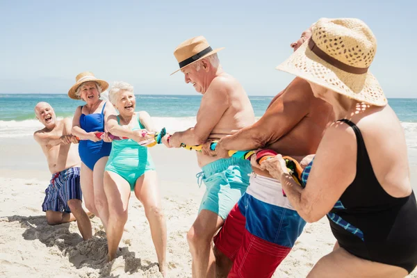 Senior vrienden spelen touwtrekken — Stockfoto