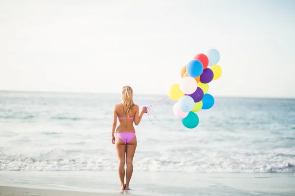Красивая женщина держит воздушный шар — стоковое фото