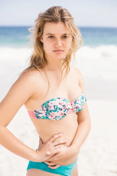 Retrato de una hermosa mujer en bikini de pie en la playa —  Fotos de Stock