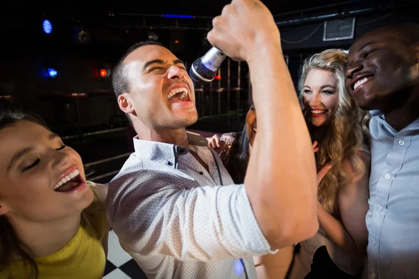 Happy vänner sjunger på karaoke — Stockfoto