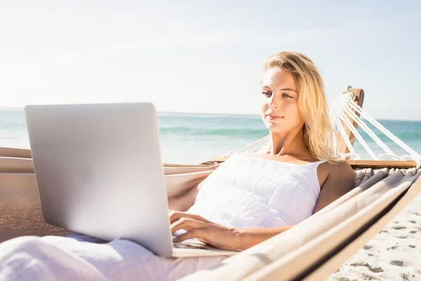 Mulher usando seu laptop — Fotografia de Stock