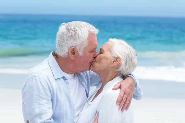Ηλικιωμένο ζευγάρι αγκαλιάζει και φιλιά — Φωτογραφία Αρχείου