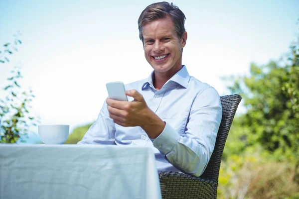 Biznesmen korzystanie smartphone z kawy — Zdjęcie stockowe