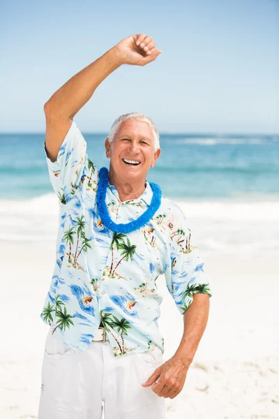 Äldre man stretching på stranden — Stockfoto