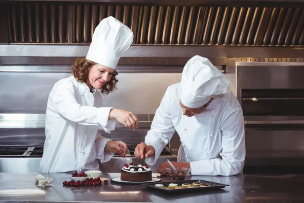 Cuochi che decorano una torta — Foto Stock