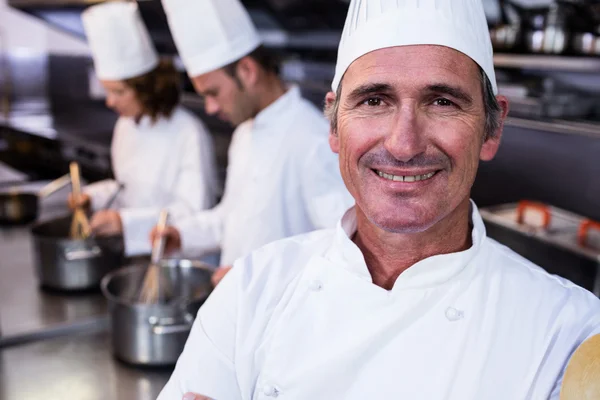 Chef sonriente en la cocina comercial —  Fotos de Stock