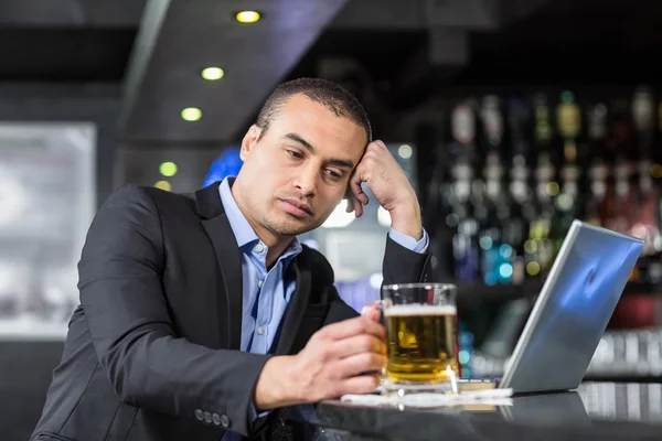 Uomo d'affari preoccupato che beve una birra — Foto Stock