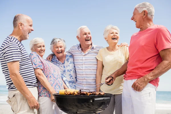 Senior vrienden met een barbecue — Stockfoto