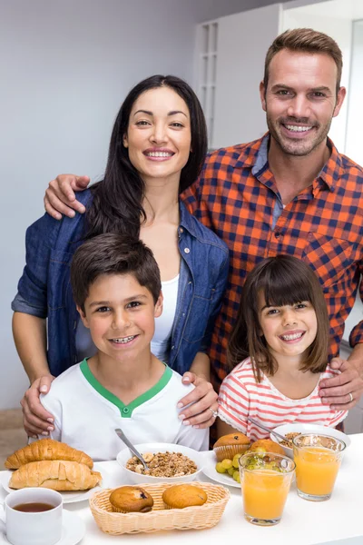 Familia feliz en la cocina — Foto de Stock