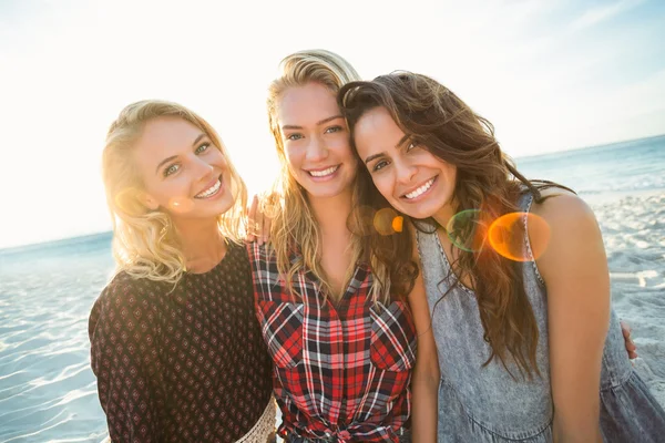 Portrait of friends on the beach — Stock Photo, Image