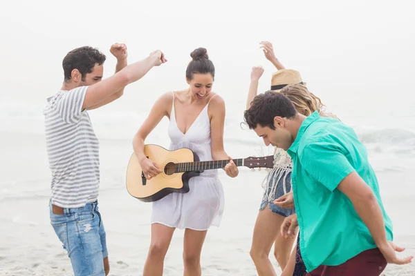 Groep vrienden gitaar spelen en dansen — Stockfoto