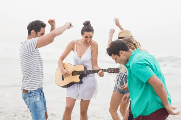 Grupo de amigos tocando guitarra e dança — Fotografia de Stock