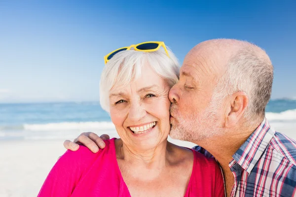 Äldre man kysser hustru — Stockfoto