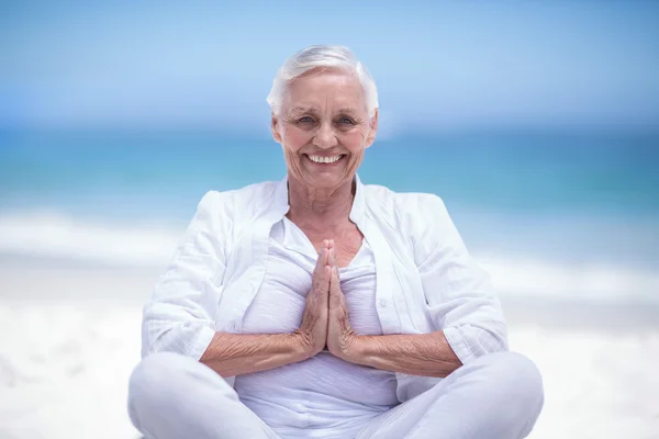 Schöne reife Frau posiert mit den Händen verbunden — Stockfoto