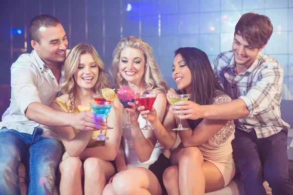 Счастливые друзья с коктейлями — стоковое фото