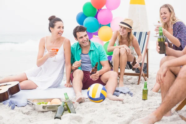 Grupo de amigos com bebidas se divertindo juntos na praia — Fotografia de Stock