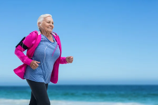 Enfocado mujer madura corriendo — Foto de Stock